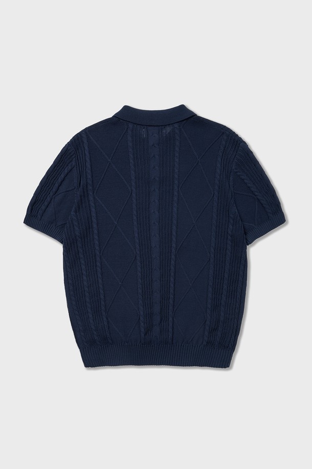 Seaman Knit Polo Navy는 시원한 여름철, 남성분들의 스타일을 책임질 니트 폴로입니다. 부드러운 면 소재로 제작되어 피부 자극 없이 편안한 착용감을 제공하며, 통기성이 우수하여 쾌적함을 유지합니다. 네이비, 블랙, 그레이 세 가지 컬러와 앵커 패턴, 레귤러핏 디자인으로 클래식하고 베이직한 스타일을 연출하며, 반소매 기장과 얇은 두께감으로 시원하게 착용 가능합니다.
