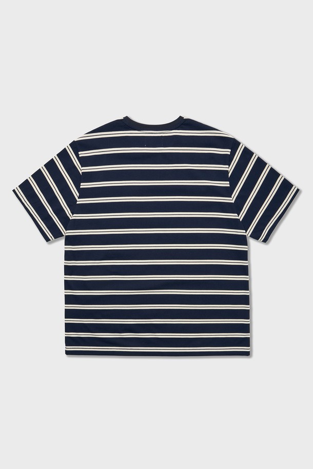 네이비와 그린 컬러로 구성된 Seaman Stripe Pocket T셔츠는 면과 폴리에스테르 혼방 소재로 제작되어 부드러운 촉감을 선사합니다. 릴랙스 핏과 라운드넥 디자인으로 편안한 착용감을 제공하며, 앵커 프린팅 포켓과 체인 자수 로고 디테일이 마린 무드의 캐주얼한 스타일을 더합니다. 여름철 일상복으로 적합하며, 비침 없는 두께감으로 안심하고 착용할 수 있습니다.
