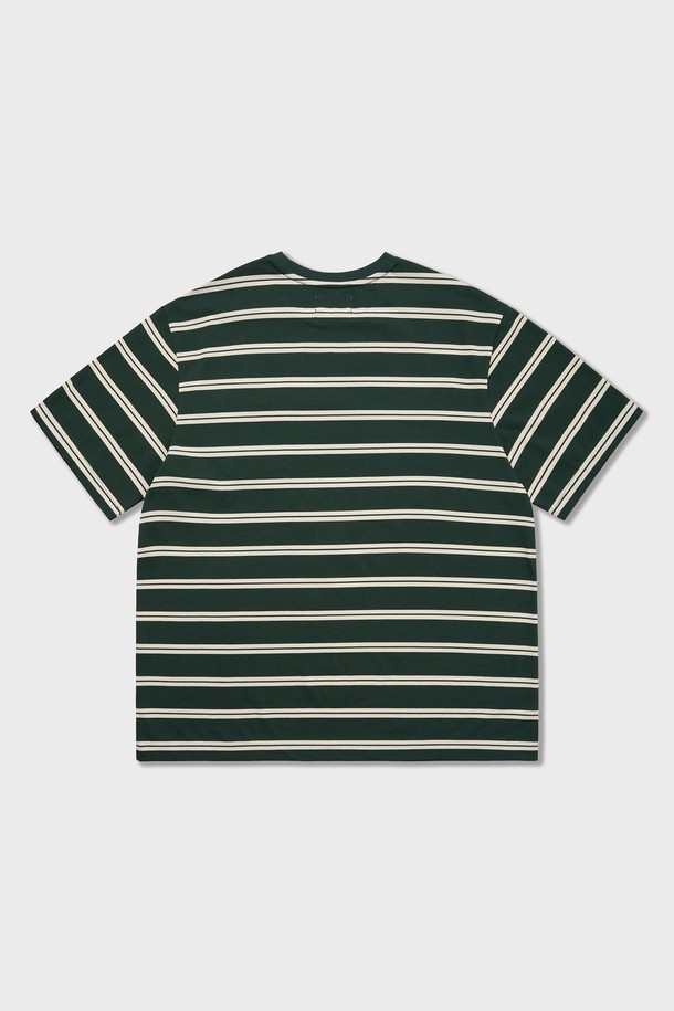 Seaman 스트라이프 포켓 티셔츠 Green은 시원한 그린 컬러와 네이비 컬러로 출시되어 여름철 시원하고 경쾌한 마린 스타일을 연출합니다. 면과 폴리에스테르 혼방 소재로 제작되어 부드러운 촉감과 구김이 적은 실용성을 자랑하며, 가슴 포켓 디테일과 앵커 프린팅, 체인 자수 로고가 포인트로 더해졌습니다. 릴랙스핏 라운드넥 반소매 디자인으로 일상에서 편안하게 착용하기 좋습니다.
