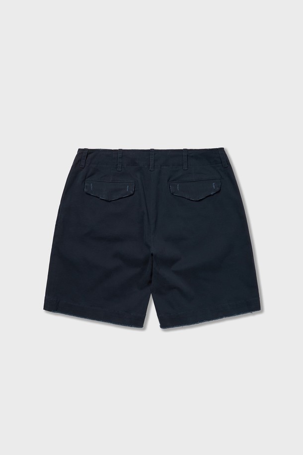 **Distressed Vintage Chino Shorts Navy**

남성용 빈티지 치노 반바지로, 네이비 및 베이지 컬러로 제공됩니다. 중간 두께의 고밀도 코튼 트윌 소재에 빈티지 워싱 처리를 더해 부드러운 촉감과 자연스러운 멋을 살렸습니다. 와이드 핏과 프레이드 밑단 디자인, 5개의 실용적인 포켓, 밑단 내부 스티치 보강으로 편안함과 스타일을 동시에 잡았습니다. 여름철 캐주얼, 밀리터리, 빈티지 스타일 연출에 적합합니다.
