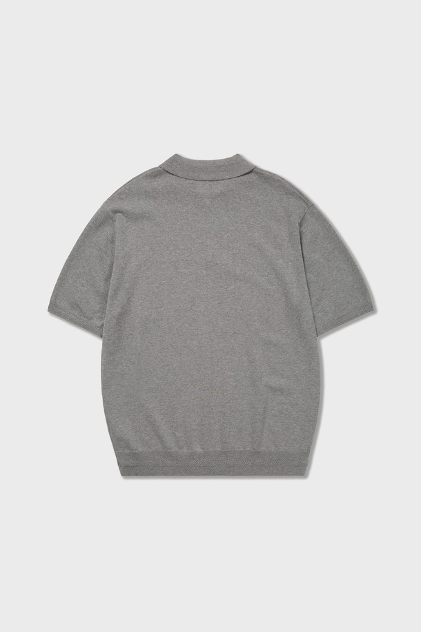 베이직하고 캐주얼한 스타일의 남성용 Essential 폴로 반팔 니트입니다. 부드러운 촉감의 헤비트위스트 면 강연사로 제작되어 통기성이 뛰어나며, 12게이지 2합으로 짜여져 편안한 착용감을 선사합니다. '노인과 바다'에서 영감을 받은 로프 디자인이 특징이며, 그레이, 오트밀, 브라운, 네이비, 화이트, 올리브, 오렌지 등 다양한 컬러 옵션으로 만나보세요.
