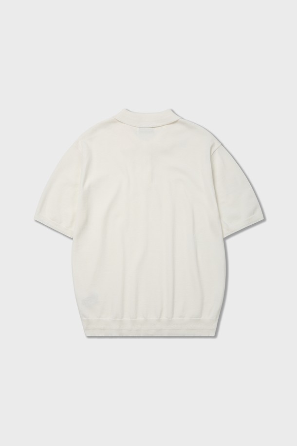 화이트 컬러의 에센셜 폴로 하프 니트는 12게이지 2합사 원사를 사용하여 부드러운 촉감을 선사하며, 통기성이 좋은 면 소재로 제작되어 봄, 여름 시즌에 적합합니다. 릴랙스 핏과 레귤러 기장으로 편안한 착용감을 제공하며, '노인과 바다'에서 영감을 얻은 로프 루프 디테일이 특징입니다. 베이직하고 캐주얼한 스타일로, 다양한 색상(화이트, 그레이, 오트밀, 브라운, 네이비, 올리브, 오렌지)으로 출시되어 데일리룩에 활용하기 좋습니다.
