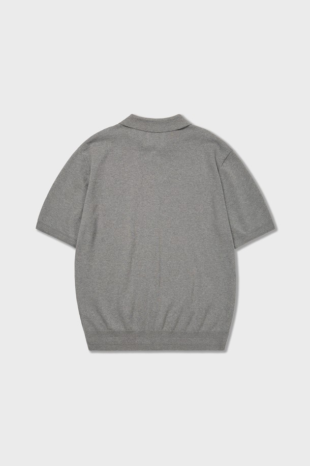 **Essential Half Knit Shirts Grey**는 부드러운 촉감의 면 소재로 제작되어 편안한 착용감을 선사하는 남성용 반소매 니트 셔츠입니다. 얇은 두께감과 통기성이 우수한 12게이지 2합사 원사를 사용하여 봄, 여름철에 시원하게 입을 수 있으며, 베이직하고 캐주얼한 스타일로 일상에서 활용하기 좋습니다. 릴랙스핏, 폴로 네크라인, 로프 루프 디테일, 작년 대비 여유로운 실루엣으로 디자인되었으며, 그레이, 베이지, 팀 그린, 네이비 그린 등 다양한 컬러 옵션으로 만나보세요.
