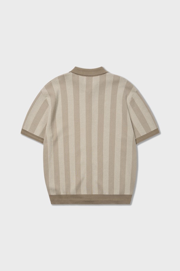 Mojito 헤링본 니트 셔츠 베이지는 헤비 트위스트 강화 원사를 사용하여 내구성이 뛰어나고 입체적인 텍스처를 자랑합니다. 얇고 부드러운 면 소재로 제작되어 봄, 여름철에도 시원하게 착용할 수 있으며, 뛰어난 통기성을 제공합니다. 클래식과 캐주얼 스타일 모두 소화 가능한 레귤러핏 반소매 카라 니트 셔츠로, 베이지, 네이비, 그린 3가지 컬러로 출시되어 기본 아이템과 훌륭한 매치를 선사합니다.
