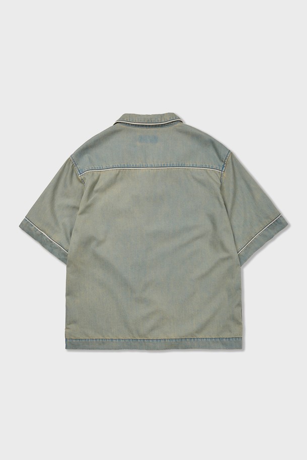 부드러운 촉감의 7온스 경량 데님 소재로 제작된 Jane 데님 파자마 셔츠는 미드 블루, 인디고, 라이트 블루 3가지 색상으로 제공됩니다. 릴랙스한 숄더라인과 파자마 스타일 실루엣이 편안한 착용감을 선사하며, 오픈 카라 디자인과 파이핑 디테일이 캐주얼한 무드를 더합니다. 자연스러운 워싱 효과와 루즈핏으로 여름철 일상에서 시원하고 멋스럽게 연출할 수 있습니다.
