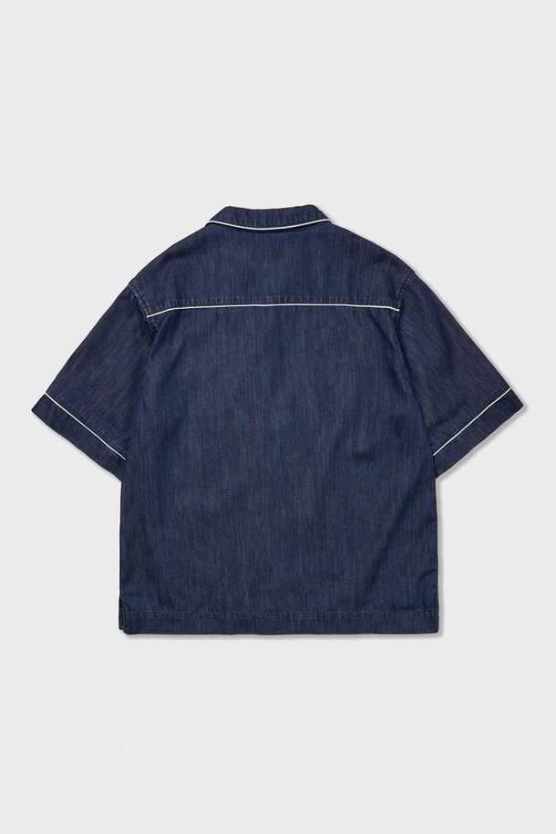 Jane 데님 파자마 셔츠는 7온스 경량 데님 소재로 제작되어 부드러운 촉감을 선사하며, 여름에도 시원하게 착용할 수 있습니다. 인디고, 미드블루, 라이트블루 세 가지 컬러로 출시되어 캐주얼한 스타일을 연출하며, 루즈핏과 오프칼라 디자인으로 편안함을 더했습니다. 파자마 스타일 실루엣에 파이핑 디테일과 자연스러운 워싱 효과를 더해 개성 있는 룩을 완성합니다.
