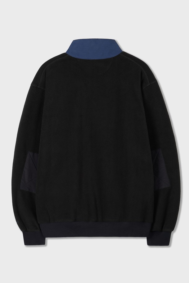 Traveler's Fleece Pullover Shirts Black (트래블러 플리스 풀오버 셔츠 블랙)은 여행룩과 캐주얼, 미니멀 스타일을 추구하는 분들을 위한 플리스 소재의 긴소매 헨리넥 셔츠입니다. 두꺼운 두께감으로 가을과 겨울에 따뜻하게 착용할 수 있으며, 부드러운 촉감과 루즈핏으로 편안한 착용감을 선사합니다. 무지 디자인에 버튼 디테일을 더해 깔끔하면서도 세련된 느낌을 줍니다. 일상생활은 물론 여행 시에도 활용하기 좋은 실용적인 아이템입니다. 블랙 컬러로 어떤 의상에도 쉽게 매치할 수 있습니다.
