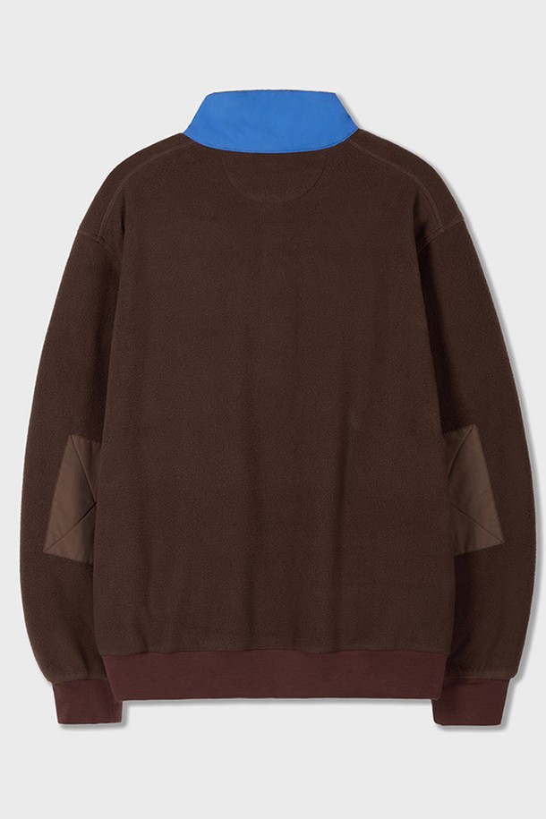 **트래블러 플리스 풀오버 셔츠 브라운**은 부드러운 촉감의 플리스 소재로 제작되어 가을, 겨울철 따뜻함을 선사하는 남성용 상의입니다. 하프넥 디자인에 버튼업 디테일과 배색 디자인이 더해져 캐주얼하면서도 베이직한 스타일을 연출합니다. 레귤러 핏과 긴 소매 기장으로 편안한 착용감을 제공하며, 일상과 여행 등 다양한 TPO에 활용 가능합니다. 브라운과 블루 두 가지 컬러로 출시되어, 미니멀하고 클래식한 스타일을 선호하는 남성분들에게 추천합니다.
