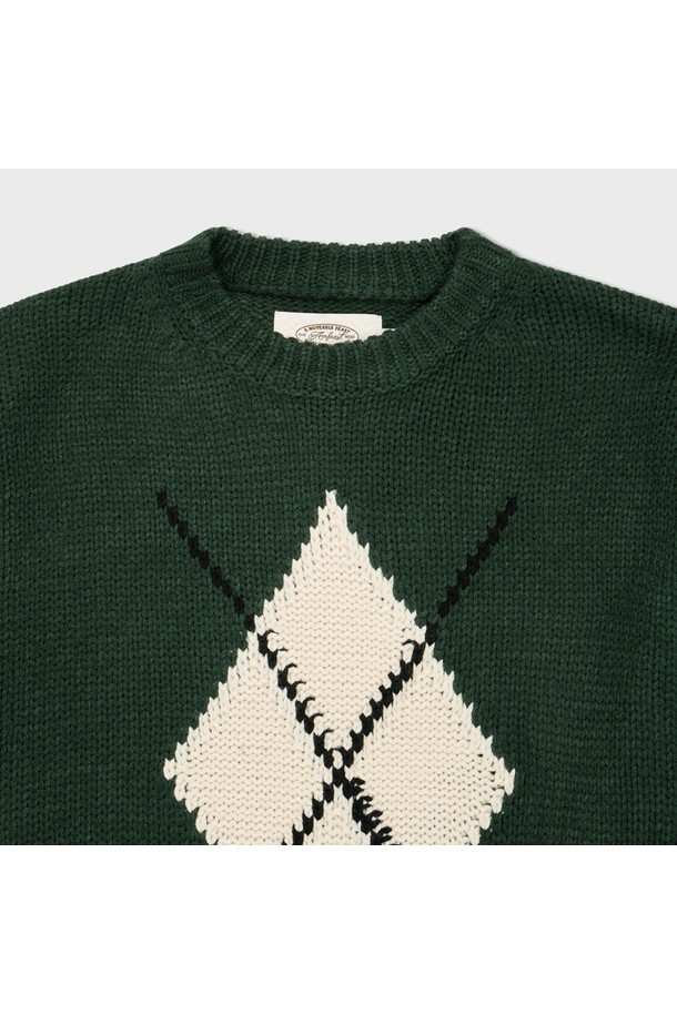 싱그러운 그린 컬러와 화이트 배색이 돋보이는 '청키 펑키 아가일 스웨터 그린'입니다. 부드러운 울 소재로 제작되어 포근한 착용감을 선사하며, 두꺼운 두께감과 청키한 니트 조직이 특징입니다. 클래식하면서도 캐주얼한 아가일 패턴과 라운드넥 디자인이 어우러져 다양한 스타일 연출에 활용할 수 있습니다. 레귤러핏 크롭 기장과 긴 소매로 트렌디함을 더하여 가을, 겨울 시즌 데일리룩에 포인트 아이템으로 제격입니다. 여성스러운 무드를 자아내는 니트 스웨터로, 부드러운 촉감을 느껴보세요.