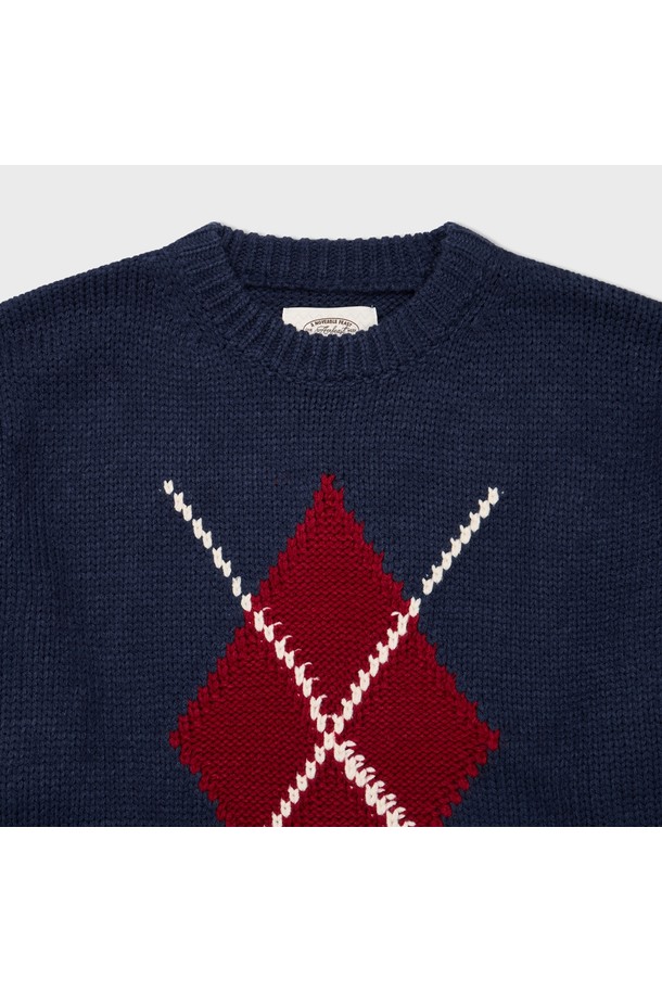 네이비 컬러의 청키 펑키 아가일 스웨터입니다. 여성 의류로, 가을과 겨울에 입기 좋은 두꺼운 두께감의 니트 소재 긴 소매 스웨터입니다. 클래식하고 캐주얼한 스타일을 연출하며, 라운드 넥과 레귤러 핏으로 편안하게 착용할 수 있습니다. 일상, 특히 출근룩에 미니멀한 스타일을 더해 줍니다. 아가일 패턴과 청키한 디자인이 특징입니다.
