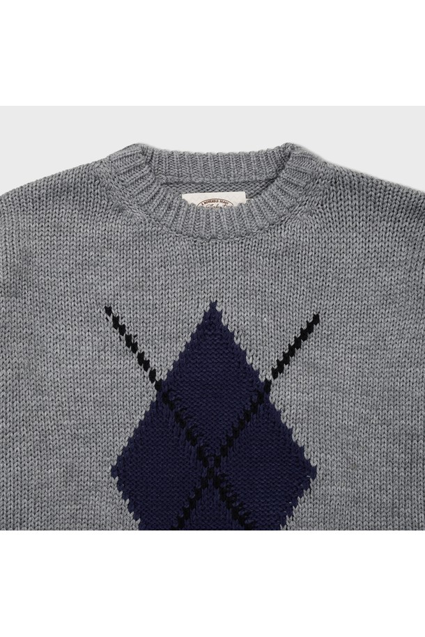 **청키 펑키 아가일 스웨터 그레이**는 여성스러운 스타일을 연출하는 캐주얼 상의입니다. 부드러운 울 소재로 제작되어 가을, 겨울 시즌에 따뜻하게 착용할 수 있습니다. 레귤러핏과 라운드넥 디자인으로 편안한 착용감을 선사하며, 크롭 기장으로 트렌디함을 더했습니다. 청키한 니트 짜임과 아가일 패턴이 돋보이며, 그레이와 네이비 두 가지 색상으로 출시되었습니다. 긴소매로 보온성을 높인 이 스웨터는 다양한 스타일을 소화하기 좋아 일상복으로 활용하기 좋습니다.
