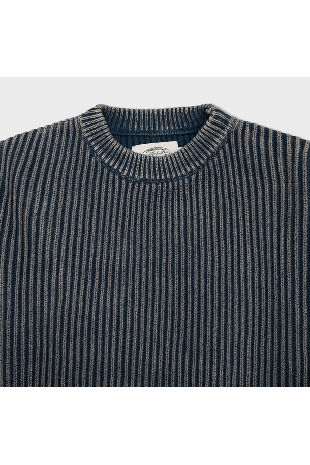 네이비 컬러의 에브리데이 워시드 라운드 니트입니다. 부드러운 면 소재에 워시드 가공을 더해 편안한 착용감을 선사하며, 라운드넥과 레귤러핏으로 제작되어 데일리룩 또는 모임룩으로 활용하기 좋습니다. 봄, 가을 시즌에 적합하며, 베이직하고 캐주얼한 스타일을 연출하기 좋습니다. 골지 패턴에 긴소매 디자인으로, 클래식, 미니멀 스타일에도 잘 어울립니다.
