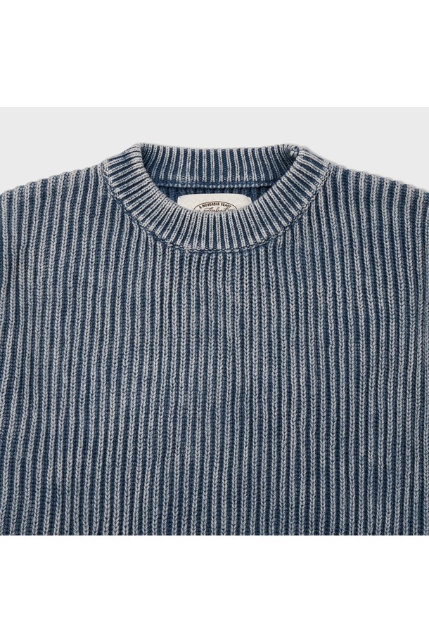 에브리데이 워시드 라운드 니트 블루는 부드러운 면 소재로 제작되어 편안한 착용감을 선사합니다. 라운드넥 디자인에 레귤러핏으로 제작되어 베이직하면서도 캐주얼한 스타일을 연출합니다. 워시드 가공으로 자연스러운 분위기를 더하며, 봄, 가을에 산책룩, 데이트룩 등 다양한 일상 스타일에 활용하기 좋습니다. 얇은 두께감과 긴 소매 기장으로 간절기에 유용하며, 미니멀, 클래식 스타일을 즐겨 입는 분들께 추천합니다. 골지 패턴으로 포인트를 더한 블루 컬러 니트입니다.
