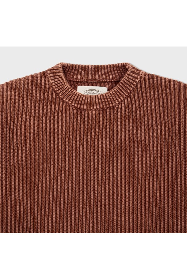 에브리데이 워시드 라운드 니트 브라운은 여성 고객을 위한 베이직하고 캐주얼한 스타일의 니트/스웨터입니다. 톤 다운된 브라운 컬러의 긴소매, 라운드넥 디자인으로, 가을과 겨울에 따뜻하게 착용할 수 있습니다. 레귤러핏으로 편안한 착용감을 선사하며, 두꺼운 두께감과 부드러운 촉감의 니트 소재로 제작되었습니다. 골지 패턴과 워시드 가공으로 은은한 멋을 더해 일상복으로 활용하기 좋습니다. 크롭 기장으로 트렌디한 스타일을 연출할 수 있습니다.
