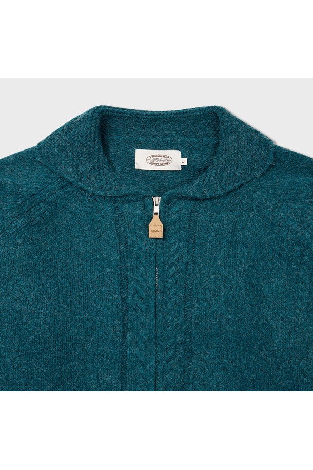 산뜻한 그린 컬러가 돋보이는 솔리드 코위찬 가디건입니다. 부드러운 울과 아크릴 혼방 소재로 제작되어 가을, 겨울 시즌 따뜻하게 착용할 수 있습니다. 라운드넥에 레귤러핏으로 제작되었으며, 소매는 긴 기장입니다. 캐주얼하고 베이직한 스타일로 데이트룩 또는 모임룩에 활용하기 좋으며, 포켓 디테일로 실용성을 더했습니다. 집업 스타일로 간편하게 여밀 수 있습니다.
