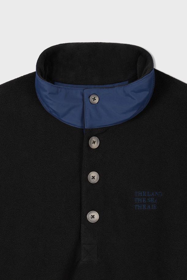 Traveler's Fleece Pullover Shirts Black (트래블러 플리스 풀오버 셔츠 블랙)은 여행룩과 캐주얼, 미니멀 스타일을 추구하는 분들을 위한 플리스 소재의 긴소매 헨리넥 셔츠입니다. 두꺼운 두께감으로 가을과 겨울에 따뜻하게 착용할 수 있으며, 부드러운 촉감과 루즈핏으로 편안한 착용감을 선사합니다. 무지 디자인에 버튼 디테일을 더해 깔끔하면서도 세련된 느낌을 줍니다. 일상생활은 물론 여행 시에도 활용하기 좋은 실용적인 아이템입니다. 블랙 컬러로 어떤 의상에도 쉽게 매치할 수 있습니다.
