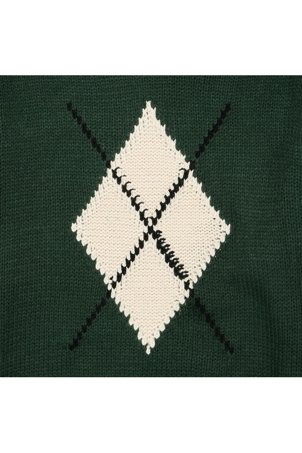 싱그러운 그린 컬러와 화이트 배색이 돋보이는 '청키 펑키 아가일 스웨터 그린'입니다. 부드러운 울 소재로 제작되어 포근한 착용감을 선사하며, 두꺼운 두께감과 청키한 니트 조직이 특징입니다. 클래식하면서도 캐주얼한 아가일 패턴과 라운드넥 디자인이 어우러져 다양한 스타일 연출에 활용할 수 있습니다. 레귤러핏 크롭 기장과 긴 소매로 트렌디함을 더하여 가을, 겨울 시즌 데일리룩에 포인트 아이템으로 제격입니다. 여성스러운 무드를 자아내는 니트 스웨터로, 부드러운 촉감을 느껴보세요.