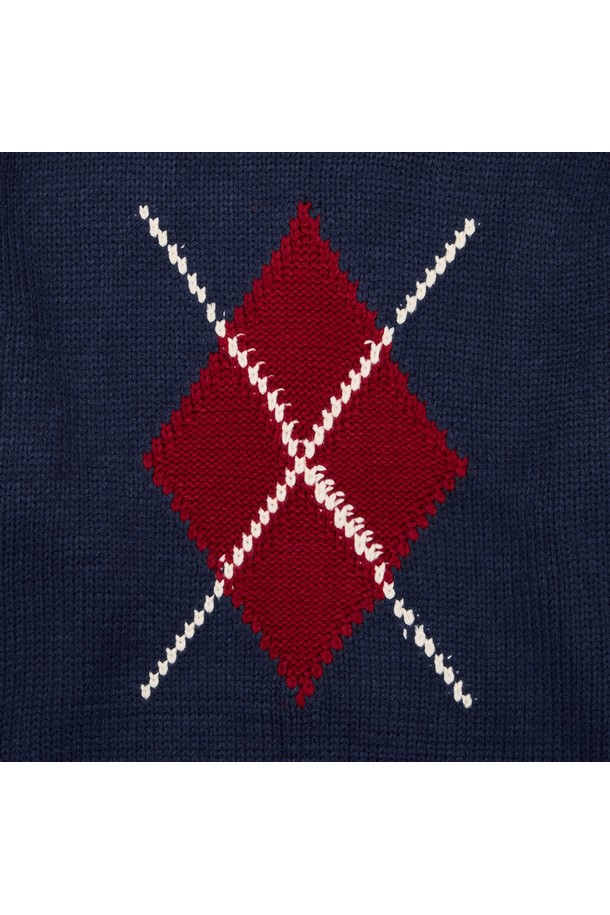 네이비 컬러의 청키 펑키 아가일 스웨터입니다. 여성 의류로, 가을과 겨울에 입기 좋은 두꺼운 두께감의 니트 소재 긴 소매 스웨터입니다. 클래식하고 캐주얼한 스타일을 연출하며, 라운드 넥과 레귤러 핏으로 편안하게 착용할 수 있습니다. 일상, 특히 출근룩에 미니멀한 스타일을 더해 줍니다. 아가일 패턴과 청키한 디자인이 특징입니다.
