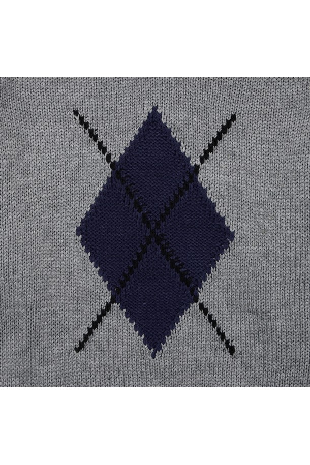 **청키 펑키 아가일 스웨터 그레이**는 여성스러운 스타일을 연출하는 캐주얼 상의입니다. 부드러운 울 소재로 제작되어 가을, 겨울 시즌에 따뜻하게 착용할 수 있습니다. 레귤러핏과 라운드넥 디자인으로 편안한 착용감을 선사하며, 크롭 기장으로 트렌디함을 더했습니다. 청키한 니트 짜임과 아가일 패턴이 돋보이며, 그레이와 네이비 두 가지 색상으로 출시되었습니다. 긴소매로 보온성을 높인 이 스웨터는 다양한 스타일을 소화하기 좋아 일상복으로 활용하기 좋습니다.
