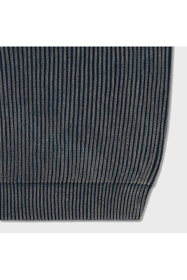 네이비 컬러의 에브리데이 워시드 라운드 니트입니다. 부드러운 면 소재에 워시드 가공을 더해 편안한 착용감을 선사하며, 라운드넥과 레귤러핏으로 제작되어 데일리룩 또는 모임룩으로 활용하기 좋습니다. 봄, 가을 시즌에 적합하며, 베이직하고 캐주얼한 스타일을 연출하기 좋습니다. 골지 패턴에 긴소매 디자인으로, 클래식, 미니멀 스타일에도 잘 어울립니다.
