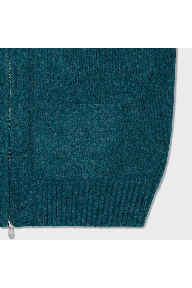 산뜻한 그린 컬러가 돋보이는 솔리드 코위찬 가디건입니다. 부드러운 울과 아크릴 혼방 소재로 제작되어 가을, 겨울 시즌 따뜻하게 착용할 수 있습니다. 라운드넥에 레귤러핏으로 제작되었으며, 소매는 긴 기장입니다. 캐주얼하고 베이직한 스타일로 데이트룩 또는 모임룩에 활용하기 좋으며, 포켓 디테일로 실용성을 더했습니다. 집업 스타일로 간편하게 여밀 수 있습니다.
