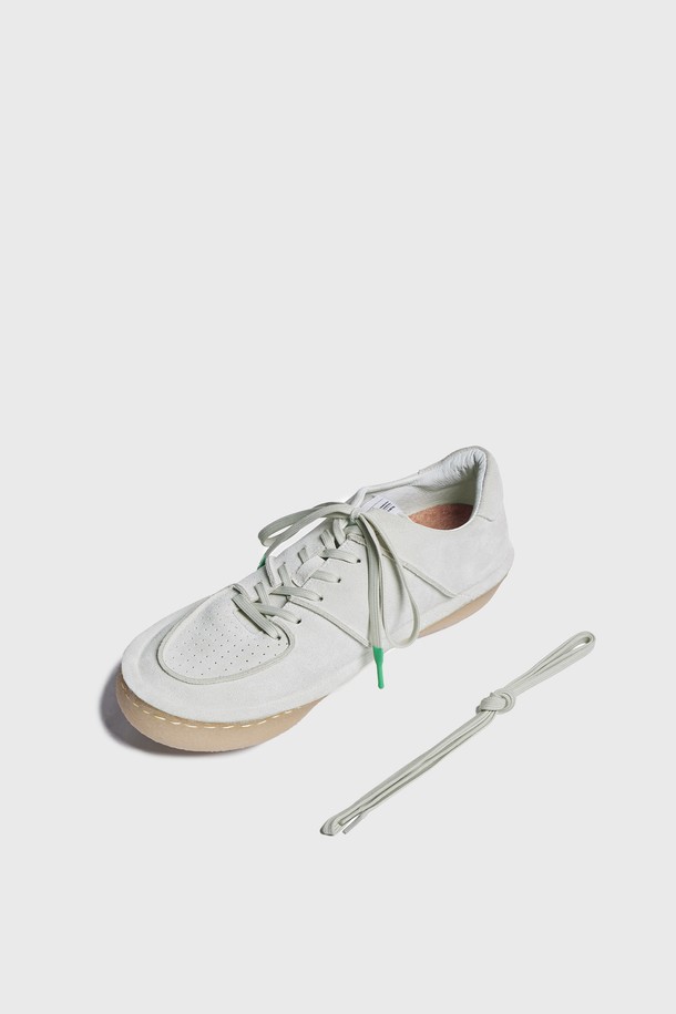 SUB_F113 라이트 그레이 여성 스니커즈는 일상, 쇼핑, 산책 등 다양한 TPO에 어울리는 신발입니다. 라이트 그레이 컬러에 와이드 앞코, 플랫 굽, 끈으로 여미는 디자인이 특징이며, 캐주얼, 미니멀, 클래식 스타일을 즐기는 여성에게 추천합니다. 스웨이드와 소가죽 소재를 사용하여 고급스러운 느낌을 주며, 4cm 굽 높이와 와이드 플랫 실루엣, 코르크 인솔, 핸드스티치 디테일, 크레이프 솔이 편안함과 스타일을 동시에 만족시킵니다. 로우탑 디자인과 무지 패턴, 가죽 안감으로 섬세함을 더했습니다.
