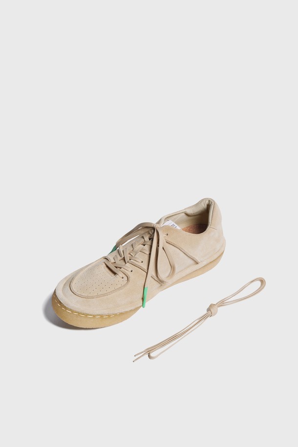 여성용 SUB_F113 베이지 운동화는 스웨이드와 소가죽 소재의 둥근 코 디자인이 특징입니다. 4cm 플랫 굽과 와이드 발볼로 편안한 착용감을 제공하며, 코르크 인솔, 크레이프 솔, 핸드스티치 힐 디테일, 아일렛 컬러 포인트, 텅 라벨 포인트가 돋보입니다. 봄, 여름, 가을에 일상용으로 신기 좋은 로우탑 스타일의 끈 운동화입니다.
