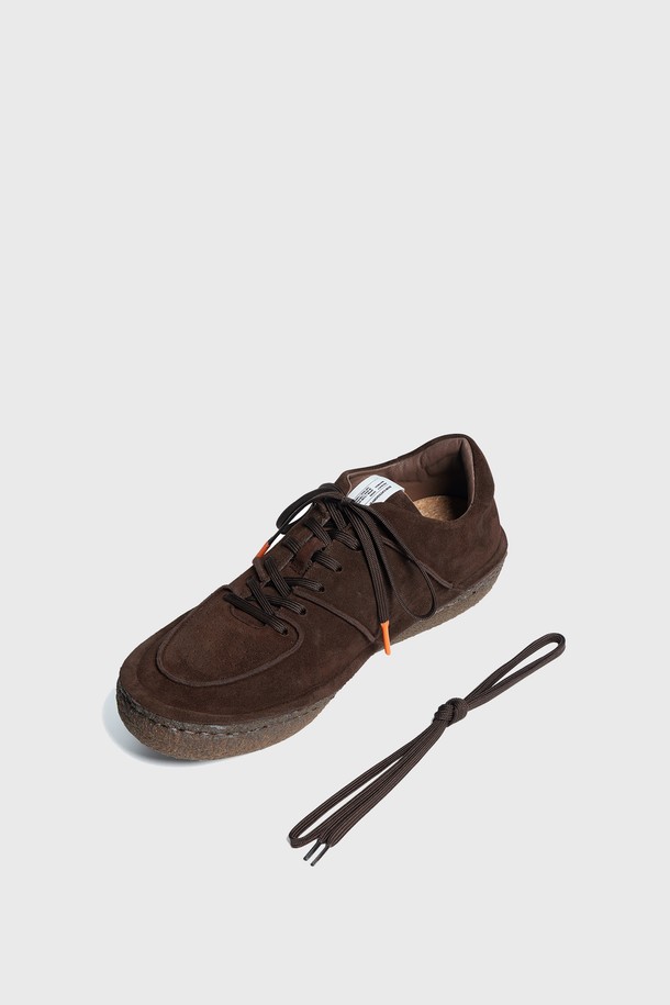 SUB_F113 브라운 여성 스니커즈는 부드러운 스웨이드와 소가죽 소재로 제작되어 고급스러운 질감을 선사합니다. 와이드 앞코와 플랫 굽, 4cm 굽높이로 편안한 착용감을 제공하며, 일상 및 가벼운 산책에 적합합니다. 안감은 가죽으로 마감되었으며, 무지 패턴에 레이스업 디자인으로 클래식, 미니멀, 캐주얼 스타일을 연출하기 좋습니다. 코르크 인솔, 크레이프 솔, 핸드 스티치 디테일, 아리안스 공법으로 제작되어 퀄리티를 높였습니다.
