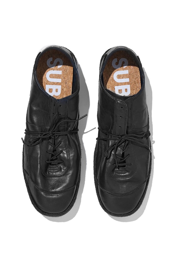 SUB_F161 블랙 에스파드리유 스니커즈는 남성용 신발로, 사계절 내내 활용 가능한 데일리 아이템입니다. 라운드 앞코 디자인과 블랙 컬러, 가죽, 고무, PU 소재의 조화가 돋보입니다. 접이식 힐 디자인으로 편의성을 높였으며, 에스파드리유 특유의 직조 패턴이 특징입니다. 캐주얼, 미니멀, 리조트 스타일 연출에 적합하며, 동네 마실룩, 여행룩, 휴가룩에 매치하기 좋습니다. 맨발 착용이 가능하며, 2cm 플랫 굽으로 편안함을 선사합니다.
