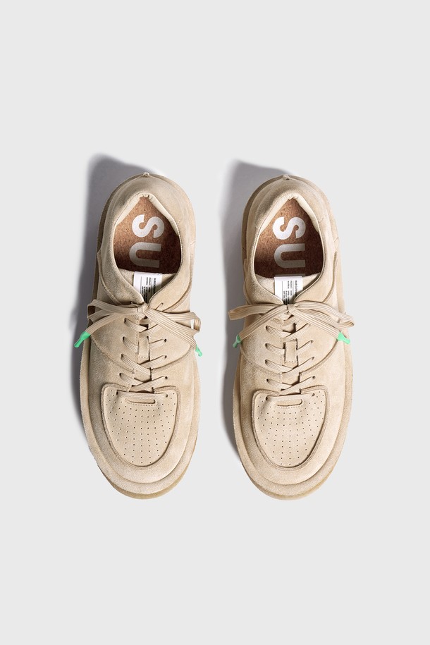 여성용 SUB_F113 베이지 운동화는 스웨이드와 소가죽 소재의 둥근 코 디자인이 특징입니다. 4cm 플랫 굽과 와이드 발볼로 편안한 착용감을 제공하며, 코르크 인솔, 크레이프 솔, 핸드스티치 힐 디테일, 아일렛 컬러 포인트, 텅 라벨 포인트가 돋보입니다. 봄, 여름, 가을에 일상용으로 신기 좋은 로우탑 스타일의 끈 운동화입니다.
