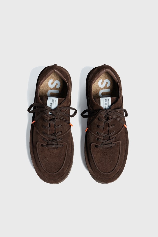 SUB_F113 브라운 여성 스니커즈는 부드러운 스웨이드와 소가죽 소재로 제작되어 고급스러운 질감을 선사합니다. 와이드 앞코와 플랫 굽, 4cm 굽높이로 편안한 착용감을 제공하며, 일상 및 가벼운 산책에 적합합니다. 안감은 가죽으로 마감되었으며, 무지 패턴에 레이스업 디자인으로 클래식, 미니멀, 캐주얼 스타일을 연출하기 좋습니다. 코르크 인솔, 크레이프 솔, 핸드 스티치 디테일, 아리안스 공법으로 제작되어 퀄리티를 높였습니다.
