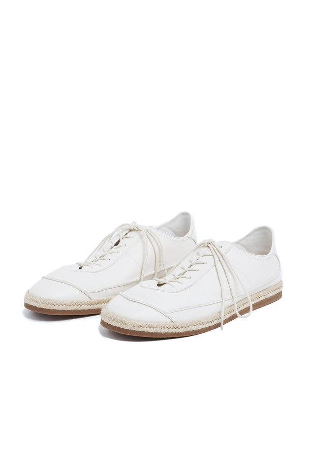 SUB_F161 White는 남성용으로 제작된 화이트 컬러의 에스파드리유 스니커즈입니다. 부드럽고 유연한 가죽 소재와 통기성이 뛰어난 디자인으로 봄, 여름, 가을 계절에 편안하게 착용할 수 있으며, 라운드 앞코와 2.5cm 플랫 굽, 에스파드리유 직조 패턴 아웃솔이 특징입니다. 접이식 힐과 PU 인솔로 편안함을 더했으며, 끈으로 묶는 로우탑 스타일의 캐주얼 신발입니다.
