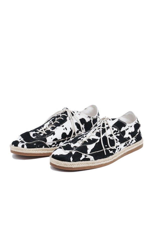 블랙과 화이트 달마시안 패턴이 돋보이는 SUB_F161 에스파드리유 스니커즈입니다. 소가죽, 고무, 헴프 소재를 사용하여 사계절 내내 편안하게 착용 가능하며, 2cm 플랫 굽으로 안정적인 착화감을 선사합니다. 라운드 앞코와 레이스업 디자인, 뮬처럼 연출 가능한 뒤축, 통기성이 우수한 로우탑 스타일로 일상에서 개성 있는 스타일을 연출해보세요.
