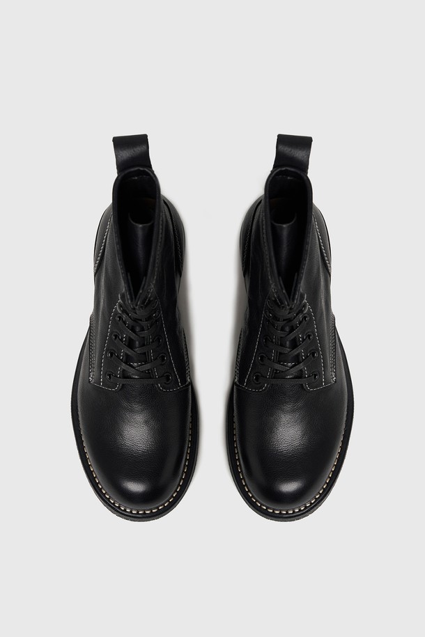 유니폼 워크 부츠 블랙은 튼튼함과 세련됨을 겸비한 남성용 워크 부츠입니다. 베지터블 태닝 소가죽을 사용하여 고급스러운 외관과 뛰어난 내구성을 자랑하며, 굿이어 웰트 공법으로 제작되어 오랜 시간 착용에도 끄떡없습니다. 라운드 토 디자인에 레이스업 방식으로 클래식한 매력을 더하고, 스피드 훅 디테일로 편안한 착용감을 제공합니다. 3.5cm 플랫 굽과 미끄럼 방지 러버 보강으로 안정적인 보행이 가능하며, 앵클 탑라인과 무지 패턴은 출근룩 및 비즈니스 캐주얼, 워크웨어 스타일을 완성합니다. 가을, 겨울 시즌에 안감의 가죽 소재가 따뜻함과 편안함을 선사합니다.
