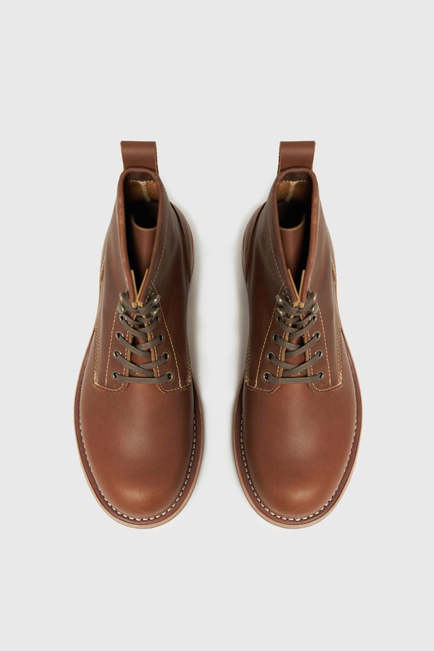 UNIFORM 워크 부츠 브라운은 소가죽 소재의 남성용 워크 부츠입니다. 3.5cm 플랫 굽에 라운드 토 디자인으로 제작되었으며, 가을, 겨울에 착용하기 좋습니다. 굿이어웰트 제법과 오일 풀업 레더를 사용하여 내구성과 멋을 더했습니다. 아일렛과 스피드 훅 디테일, 레더 솔 & 러버 아웃솔이 특징이며, 출근룩, 비즈니스 캐주얼, 모임룩 등 다양한 TPO에 활용할 수 있습니다. 클래식, 워크웨어, 미니멀 스타일을 즐기는 분들께 추천합니다.
