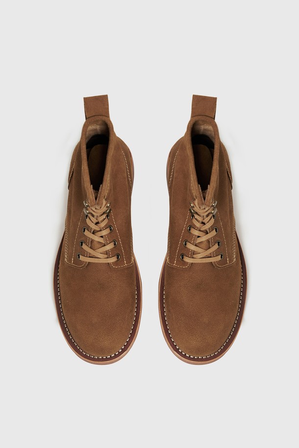 UNIFORM 워크 부츠 베이지는 남성용 워크 부츠로, 가을과 겨울에 착용하기 좋습니다. 3.5cm 플랫 굽에 라운드 토 디자인이며, 굿이어웰트 제법으로 제작되어 내구성이 뛰어납니다. 왁스 풀업 레더 소가죽을 사용하여 빈티지하면서도 클래식한 스타일을 연출하며, 안감은 가죽으로 마감했습니다. 앵클 탑라인에 레이스업 방식으로, 아일렛 상단에 스피드 훅 디테일을 더해 포인트를 주었습니다. 레더 솔과 러버 덧댐 처리로 안정감 있는 착용감을 제공하며, 출근룩, 비즈니스 캐주얼, 모임룩, 클래식, 미니멀, 워크웨어 스타일을 즐기는 분들께 추천합니다.
