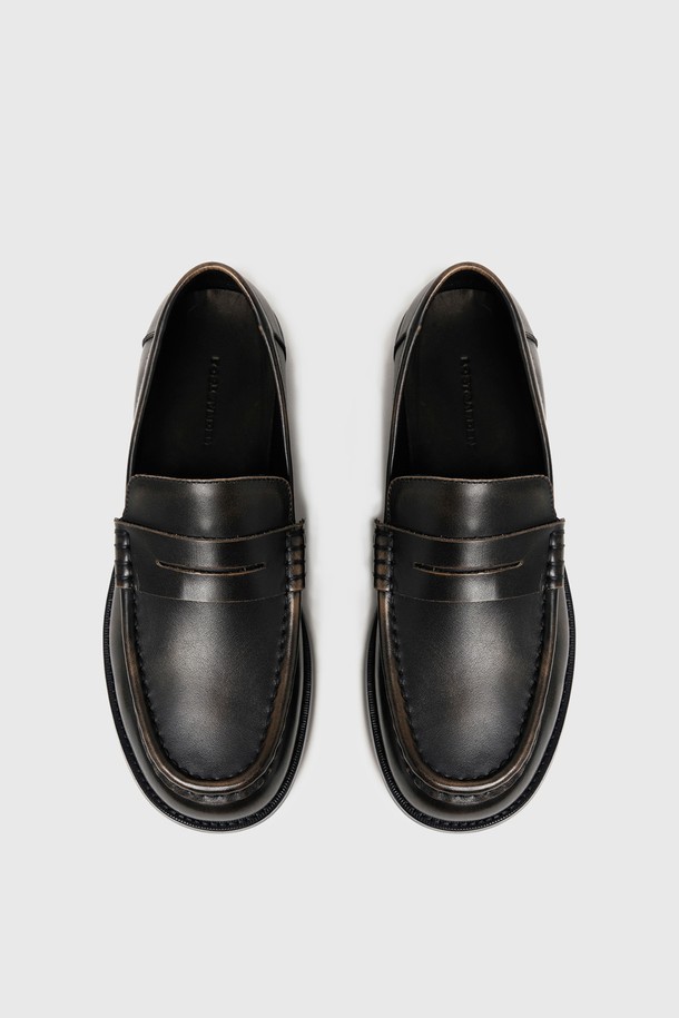 UNIFORM (유니폼) 와이드 로퍼 빈티지 브라운은 남성용 로퍼로, 일상, 출근룩, 비즈니스 캐주얼, 데이트룩 등 다양한 TPO에 활용 가능합니다. 클래식, 미니멀, 캐주얼 스타일을 즐기는 분들께 추천하며, 3.5cm 로우힐 굽에 라운드토 디자인으로 제작되었습니다. 빈티지 브라운 컬러의 소가죽 소재, 굿이어 웰트 공법, 베지터블 태닝 가죽, 그리고 스피드 훅 디테일이 특징입니다. 안감 또한 소가죽으로 제작되었으며, 와이드 발볼과 슬립온 디자인으로 편안한 착용감을 제공합니다. 고무 미끄럼 방지 밑창이 적용되어 안정성까지 갖춘 로퍼입니다.
