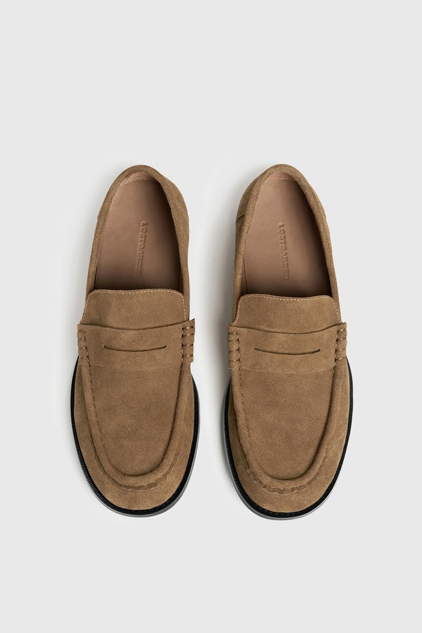 UNIFORM 와이드 로퍼 베이지는 남성을 위한 신발로, 출근룩과 비즈니스 캐주얼에 잘 어울리는 클래식, 미니멀, 캐주얼 스타일의 로퍼입니다. 라운드 앞코에 2cm 플랫 굽으로 편안함을 더했으며, 베이지 컬러의 소가죽과 스웨이드 소재가 고급스러운 느낌을 줍니다. 와이드 실루엣과 골프라인 디테일이 돋보이며, 라텍스 폼 인솔과 러버 아웃솔로 편안한 착용감을 제공합니다. 슬립온 디자인으로 간편하게 신고 벗을 수 있으며, 봄, 여름, 가을에 착용하기 좋습니다.
