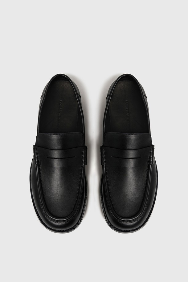 UNIFORM 와이드 로퍼 블랙은 남성을 위한 일상용 로퍼입니다. 소가죽 소재에 라운드 앞코, 2cm 로우힐 굽으로 편안함을 더했습니다. 와이드한 실루엣, 볼드한 칼라 라인 디자인, 플랫 구조, 라텍스 폼 인솔, 고무 아웃솔이 특징입니다. 출근룩과 비즈니스 캐주얼에 어울리는 클래식, 미니멀, 캐주얼 스타일의 로퍼를 만나보세요.
