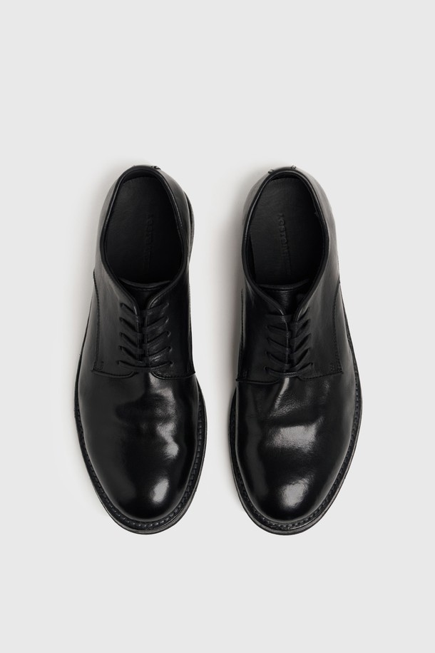 유니폼 아카이브 더비 블랙은 남성용 더비슈즈로, 일상과 출근룩, 비즈니스 캐주얼, 모임룩에 모두 잘 어울리는 활용도 높은 아이템입니다. 블랙 컬러의 소가죽 소재로 제작되어 시크하고 미니멀한 스타일을 연출하며, 내로우 앞코 디자인이 세련된 느낌을 더합니다. 3.5cm 로우힐 굽과 고무 보강 가죽 밑창으로 편안한 착화감과 안정적인 활동성을 제공하며, 스톤워싱 가공과 블레이크 공법으로 내구성을 높였습니다. 무지 패턴에 레이스업 스타일, 로우컷 탑라인으로 깔끔함을 강조하여 사계절 내내 다양한 스타일에 매치하기 좋습니다.
