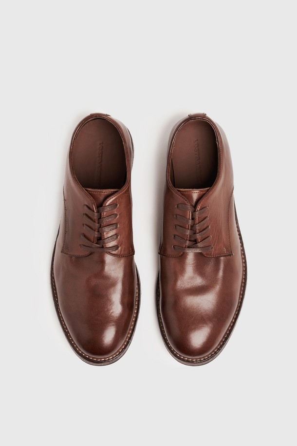 UNIFORM 아카이브 더비 브라운은 남성을 위한 사계절용 더비슈즈입니다. 브라운 컬러의 내로우 앞코 디자인으로, 소가죽, 말가죽, 고무를 주요 소재로 사용했습니다. 3.5cm 로우힐 굽에 블레이크 공법과 러버 보강 레더솔을 적용하여 내구성을 높였으며, 안감은 소가죽으로 마감했습니다. 스톤워싱 가공으로 빈티지한 멋을 더한 이 신발은 레이스업 방식으로 편안하게 착용 가능하며, 출근룩, 비즈니스 캐주얼, 모임룩 등 다양한 TPO에 클래식, 미니멀, 시크 스타일을 연출하기 좋습니다.
