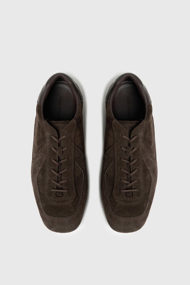 UNIFORM 드라이빙 스니커즈 브라운은 부드러운 스웨이드와 소가죽 소재로 제작되어 고급스러운 외관을 자랑합니다. 라운드 앞코와 2cm 플랫 굽으로 편안한 착용감을 제공하며, 피그레더 안감과 PU 인솔 사용으로 쾌적함을 더했습니다. 통기성이 우수하고 쿠션성이 뛰어나며, 드라이빙 기능성을 갖춰 일상생활은 물론 데이트룩과 여행룩에도 잘 어울립니다. 클래식, 캐주얼, 미니멀 스타일을 즐기는 남성분들께 추천하며, 레이스업 디자인과 로우탑 스타일로 세련된 분위기를 연출합니다.
