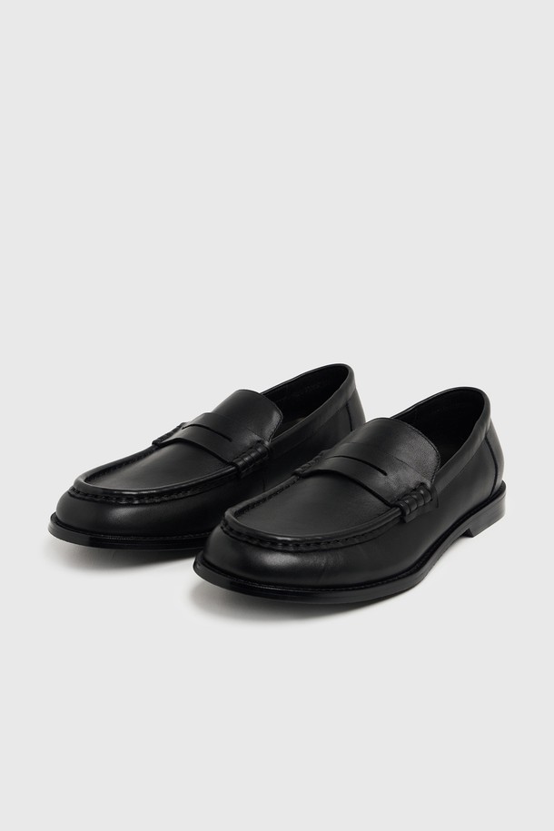 UNIFORM 와이드 로퍼 블랙은 남성을 위한 일상용 로퍼입니다. 소가죽 소재에 라운드 앞코, 2cm 로우힐 굽으로 편안함을 더했습니다. 와이드한 실루엣, 볼드한 칼라 라인 디자인, 플랫 구조, 라텍스 폼 인솔, 고무 아웃솔이 특징입니다. 출근룩과 비즈니스 캐주얼에 어울리는 클래식, 미니멀, 캐주얼 스타일의 로퍼를 만나보세요.
