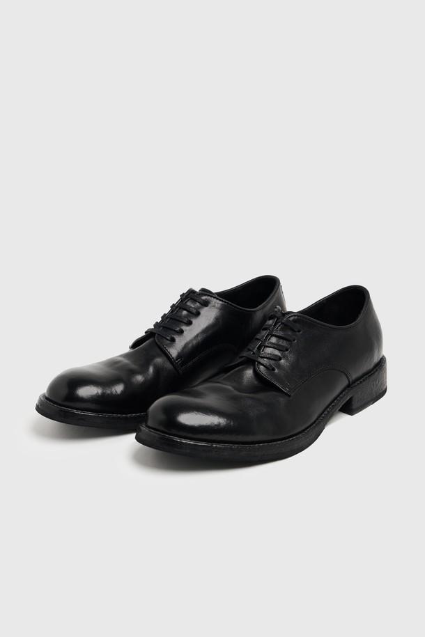 유니폼 아카이브 더비 블랙은 남성용 더비슈즈로, 일상과 출근룩, 비즈니스 캐주얼, 모임룩에 모두 잘 어울리는 활용도 높은 아이템입니다. 블랙 컬러의 소가죽 소재로 제작되어 시크하고 미니멀한 스타일을 연출하며, 내로우 앞코 디자인이 세련된 느낌을 더합니다. 3.5cm 로우힐 굽과 고무 보강 가죽 밑창으로 편안한 착화감과 안정적인 활동성을 제공하며, 스톤워싱 가공과 블레이크 공법으로 내구성을 높였습니다. 무지 패턴에 레이스업 스타일, 로우컷 탑라인으로 깔끔함을 강조하여 사계절 내내 다양한 스타일에 매치하기 좋습니다.
