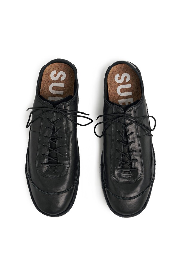 SUB_F161 블랙 에스파드리유 스니커즈는 남성용 신발로, 사계절 내내 활용 가능한 데일리 아이템입니다. 라운드 앞코 디자인과 블랙 컬러, 가죽, 고무, PU 소재의 조화가 돋보입니다. 접이식 힐 디자인으로 편의성을 높였으며, 에스파드리유 특유의 직조 패턴이 특징입니다. 캐주얼, 미니멀, 리조트 스타일 연출에 적합하며, 동네 마실룩, 여행룩, 휴가룩에 매치하기 좋습니다. 맨발 착용이 가능하며, 2cm 플랫 굽으로 편안함을 선사합니다.
