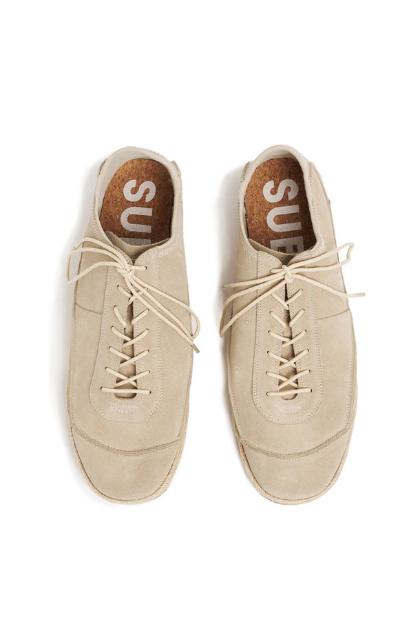 SUB_F161 베이지는 남성용 에스파드리유 스니커즈입니다. 라운드 앞코 디자인에 베이지 컬러, 소가죽, 고무, 삼 등의 소재를 사용하여 봄, 여름, 가을, 겨울 계절 모두 착용 가능합니다. 굽 높이는 2cm 플랫이며, 가죽 안감과 레이스업 여밈으로 편안함을 더했습니다. 에스파드리유 스타일로 제작되었으며 뒤축을 꺾어 뮬처럼 착용할 수 있고 통기성이 우수하여 일상, 여행, 휴가룩에 제격입니다. 미니멀하고 캐주얼한 스타일을 연출하기 좋습니다.
