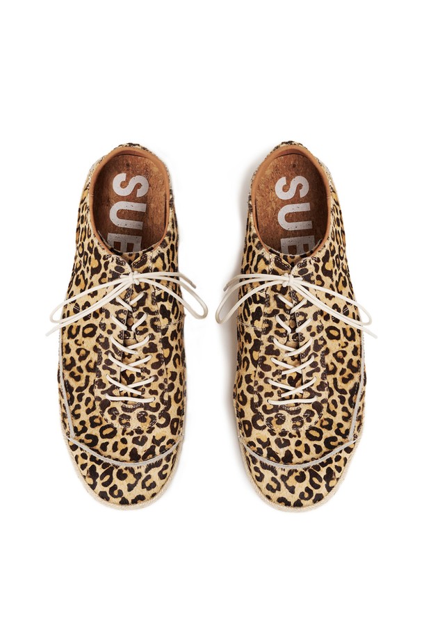 SUB_F161 Leopard는 소가죽과 가죽 소재를 사용하여 제작된 남성용 신발입니다. 레오파드 패턴과 애니멀 무늬가 돋보이며, 라운드 앞코와 2.5cm 플랫 굽으로 일상적인 착용에 적합합니다. 봄, 여름, 가을, 겨울 사계절 모두 착용 가능하며, 에스파드리유 스타일과 슬리퍼처럼 편안한 착용감을 제공하며, PU 인솔과 아리안스 공법 적용으로 통기성이 우수합니다.
