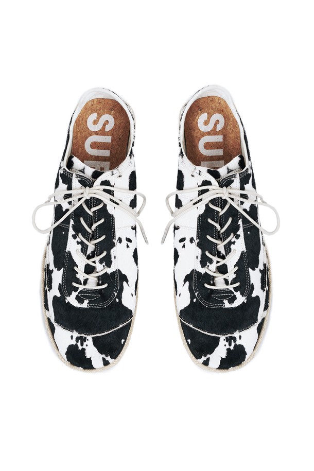 블랙과 화이트 달마시안 패턴이 돋보이는 SUB_F161 에스파드리유 스니커즈입니다. 소가죽, 고무, 헴프 소재를 사용하여 사계절 내내 편안하게 착용 가능하며, 2cm 플랫 굽으로 안정적인 착화감을 선사합니다. 라운드 앞코와 레이스업 디자인, 뮬처럼 연출 가능한 뒤축, 통기성이 우수한 로우탑 스타일로 일상에서 개성 있는 스타일을 연출해보세요.
