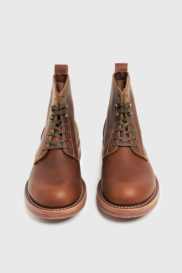 UNIFORM 워크 부츠 브라운은 소가죽 소재의 남성용 워크 부츠입니다. 3.5cm 플랫 굽에 라운드 토 디자인으로 제작되었으며, 가을, 겨울에 착용하기 좋습니다. 굿이어웰트 제법과 오일 풀업 레더를 사용하여 내구성과 멋을 더했습니다. 아일렛과 스피드 훅 디테일, 레더 솔 & 러버 아웃솔이 특징이며, 출근룩, 비즈니스 캐주얼, 모임룩 등 다양한 TPO에 활용할 수 있습니다. 클래식, 워크웨어, 미니멀 스타일을 즐기는 분들께 추천합니다.
