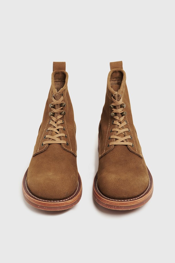 UNIFORM 워크 부츠 베이지는 남성용 워크 부츠로, 가을과 겨울에 착용하기 좋습니다. 3.5cm 플랫 굽에 라운드 토 디자인이며, 굿이어웰트 제법으로 제작되어 내구성이 뛰어납니다. 왁스 풀업 레더 소가죽을 사용하여 빈티지하면서도 클래식한 스타일을 연출하며, 안감은 가죽으로 마감했습니다. 앵클 탑라인에 레이스업 방식으로, 아일렛 상단에 스피드 훅 디테일을 더해 포인트를 주었습니다. 레더 솔과 러버 덧댐 처리로 안정감 있는 착용감을 제공하며, 출근룩, 비즈니스 캐주얼, 모임룩, 클래식, 미니멀, 워크웨어 스타일을 즐기는 분들께 추천합니다.
